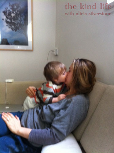Алисия Сильверстоун кормит своего малыша из своего рта, публикует видео и объяснения