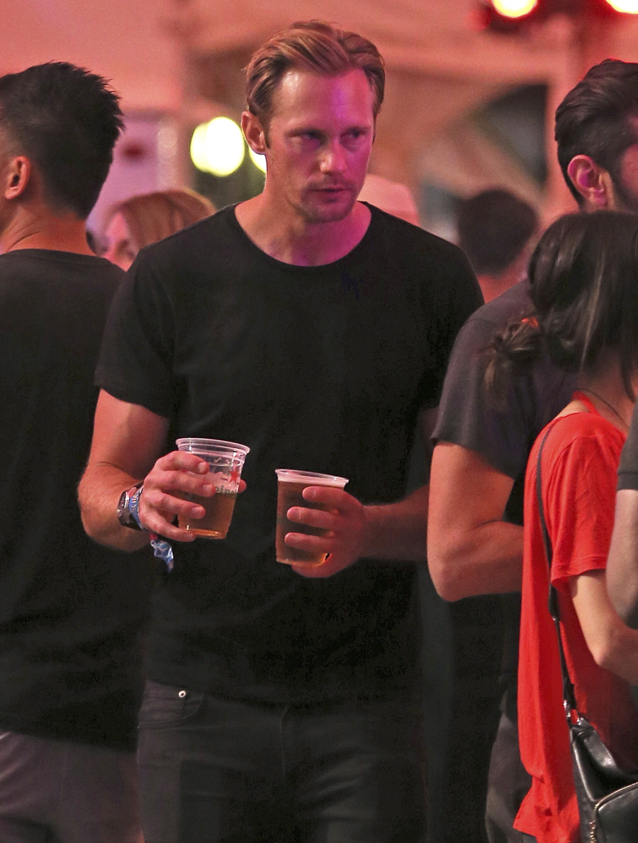 Александр Скарсгард выглядит горячим, двойные кулаки пиво викингов и другие фотографии Coachella