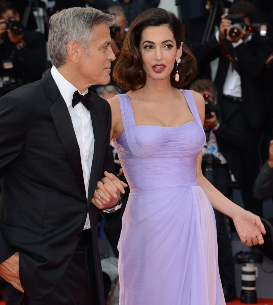 Амаль Клуни носит сиреневый Версаче на премьере предместья Венеции: мило или нет?