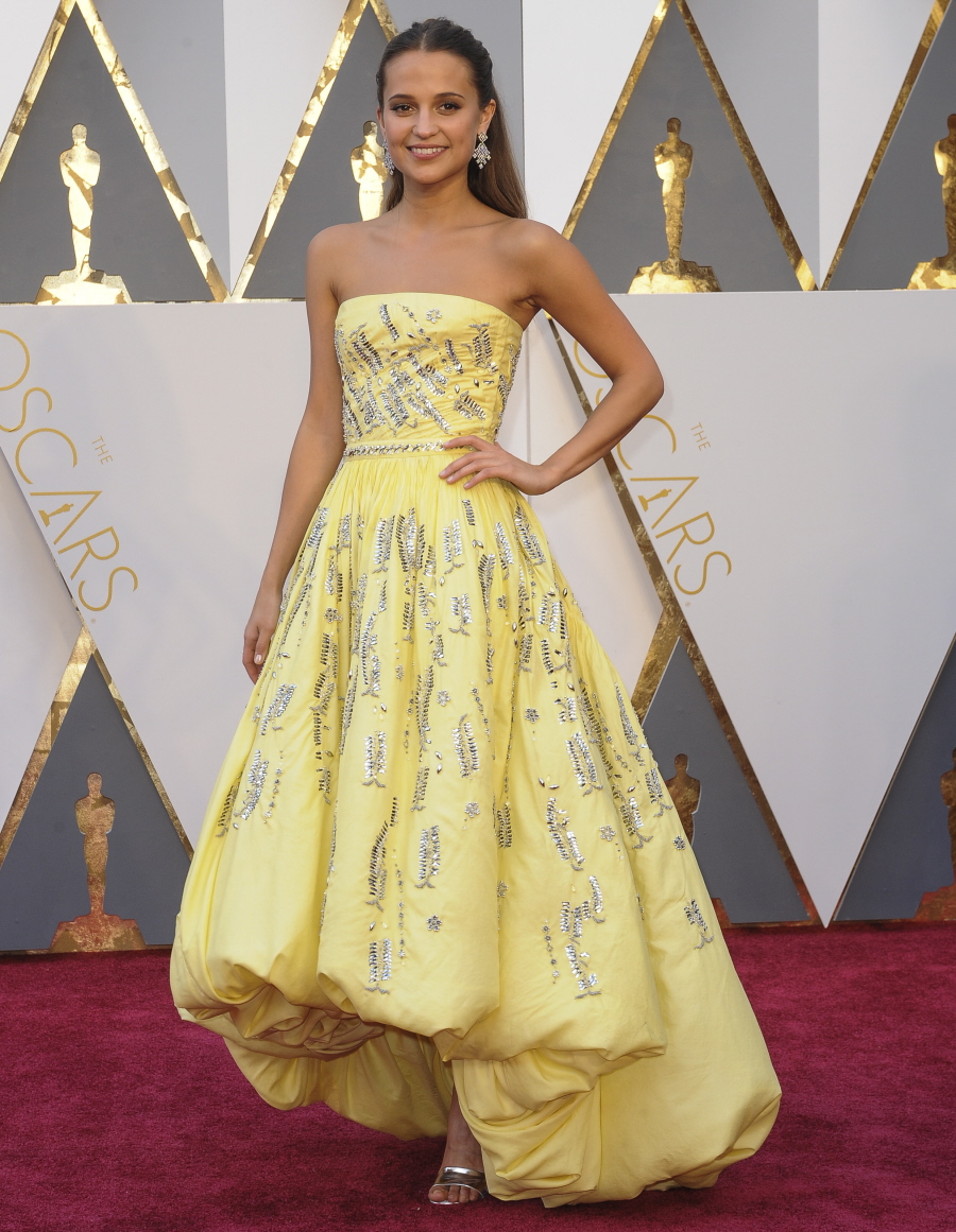 Алисия Викандер в масляном Louis Vuitton на Оскаре: трагическая или милая?