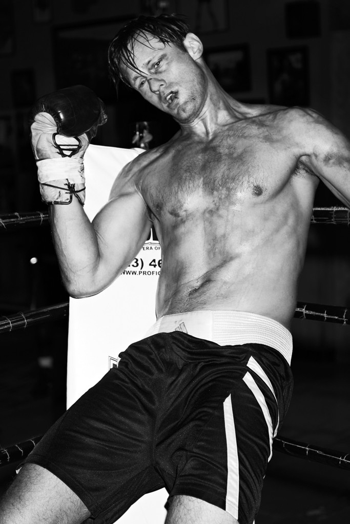 Александр Скарсгард позирует для фотосессии на тему бокса: грубо или сексуально?