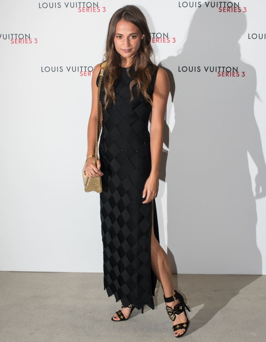 Алисия Викандер вышла на мероприятие Louis Vuitton после слухов о расставании