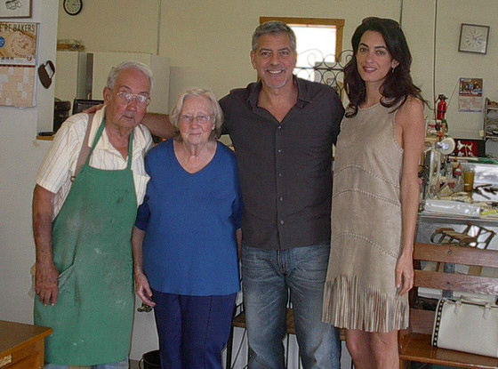 Амаль Клуни посещает Кентукки, учится любить печенье и соусы