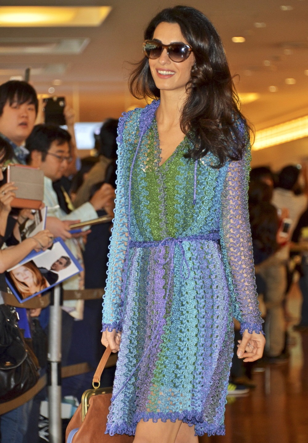 Амаль Клуни носит Миссони за ее приезд в Японию: мило или трагично?