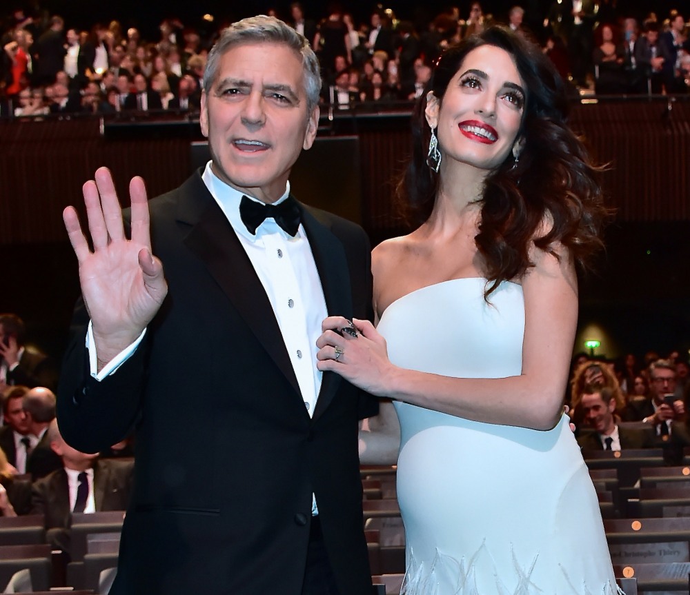 Амаль Клуни носил Версаче со страусиным пером и цезарями: красотка или нет?