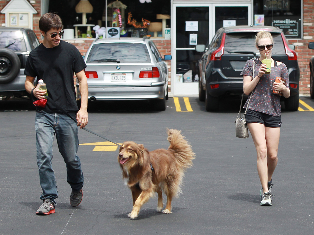 Аманда Сейфрид и Джастин Лонг идут на свидание с собакой Финн: удивительно?