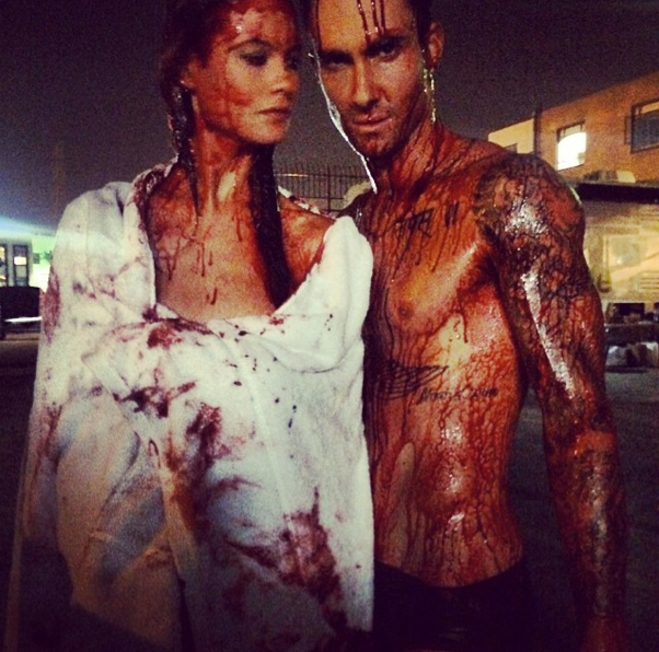 Адам Левин преследует Бехати Принсоо в кровавом видео Maroon 5: тревожно?