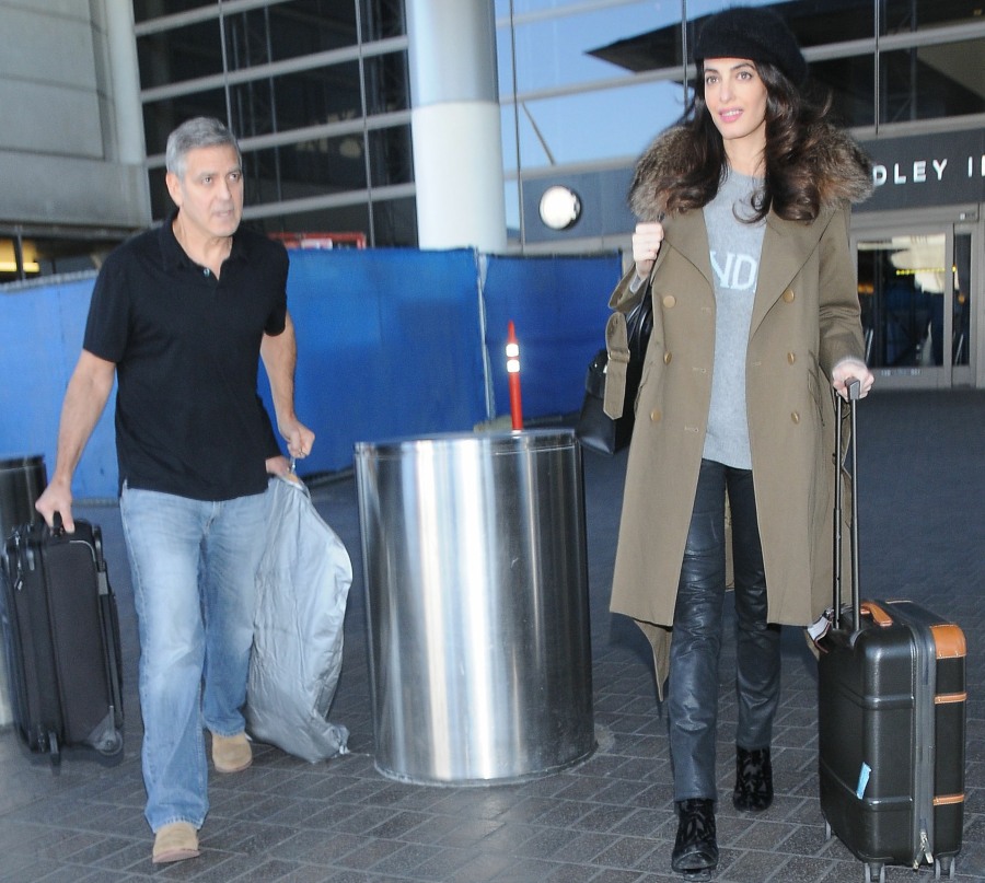 Амаль Клуни прибывает в LAX с Джорджем и подозрительно мешковатым свитером