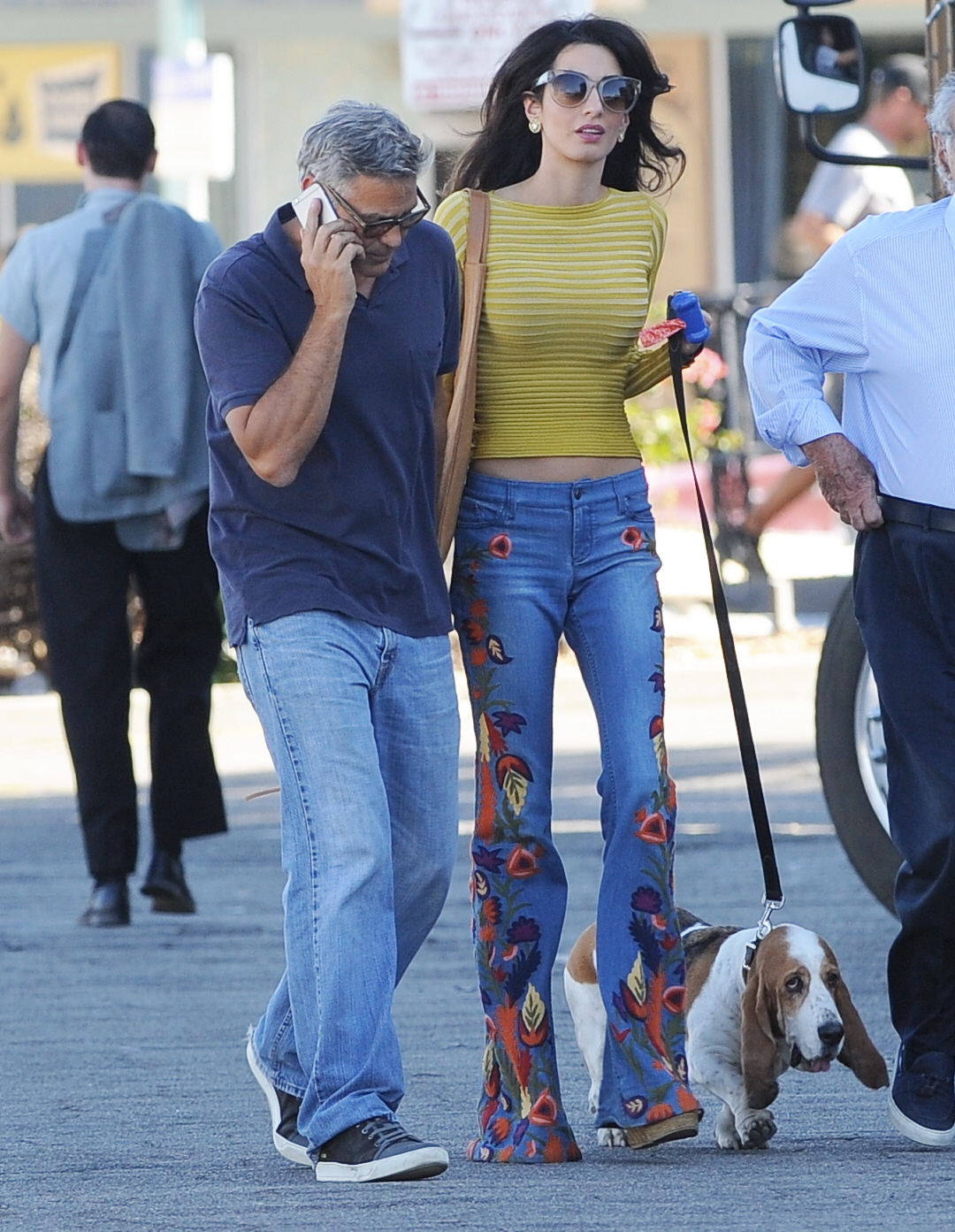 Амаль Клуни в джинсах с вышивкой в виде колокольчиков Alice & Olivia: модно или мило?