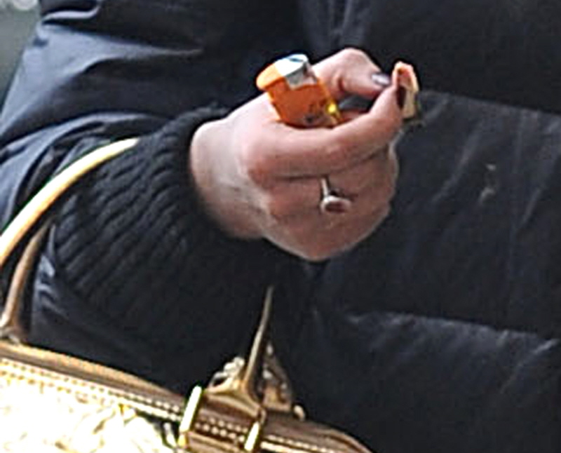 Аманда Байнс бродит по улицам Нью-Йорка, сжимая подозрительную сигарету