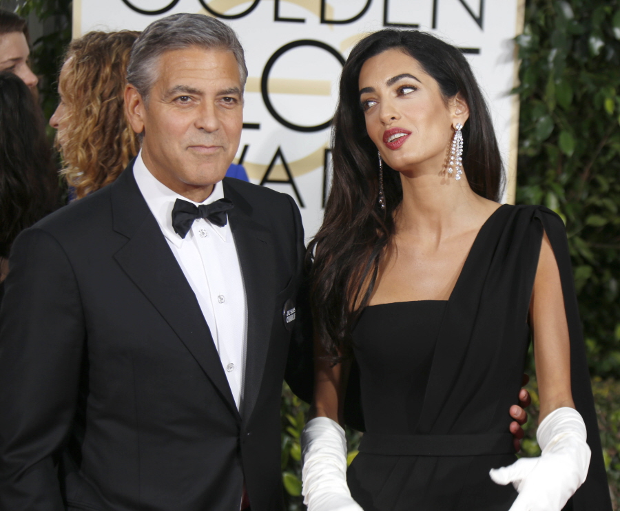 Амаль Клуни нервничает на красной дорожке, ей трудно улыбаться и выглядеть счастливой