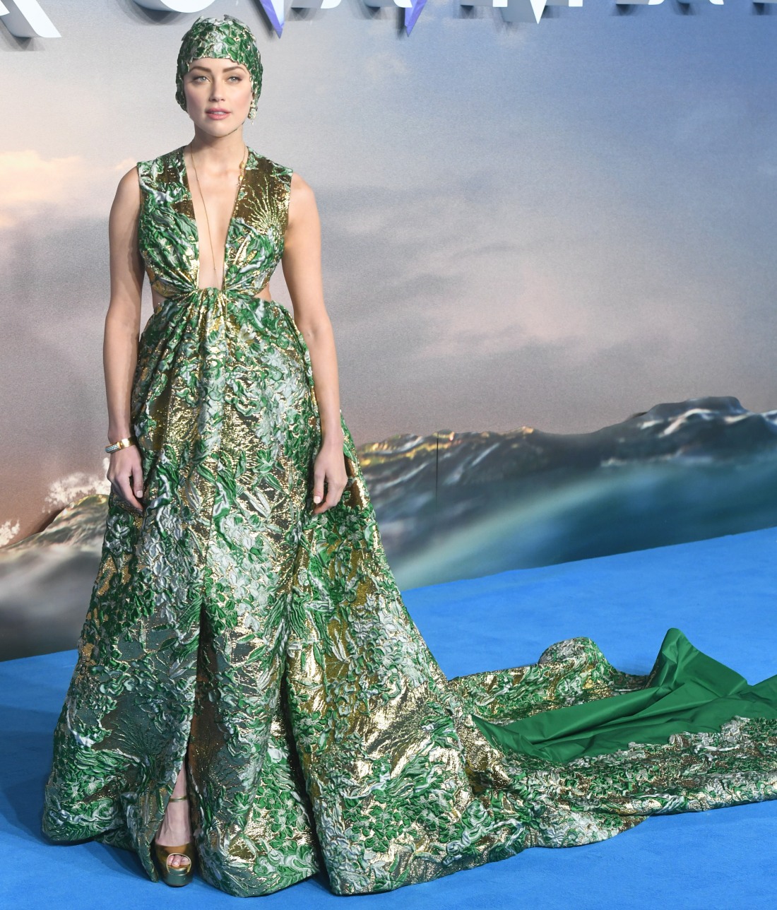 Эмбер Херд услышала в Валентино на британской премьере «Аквамен»: реальность водорослей?