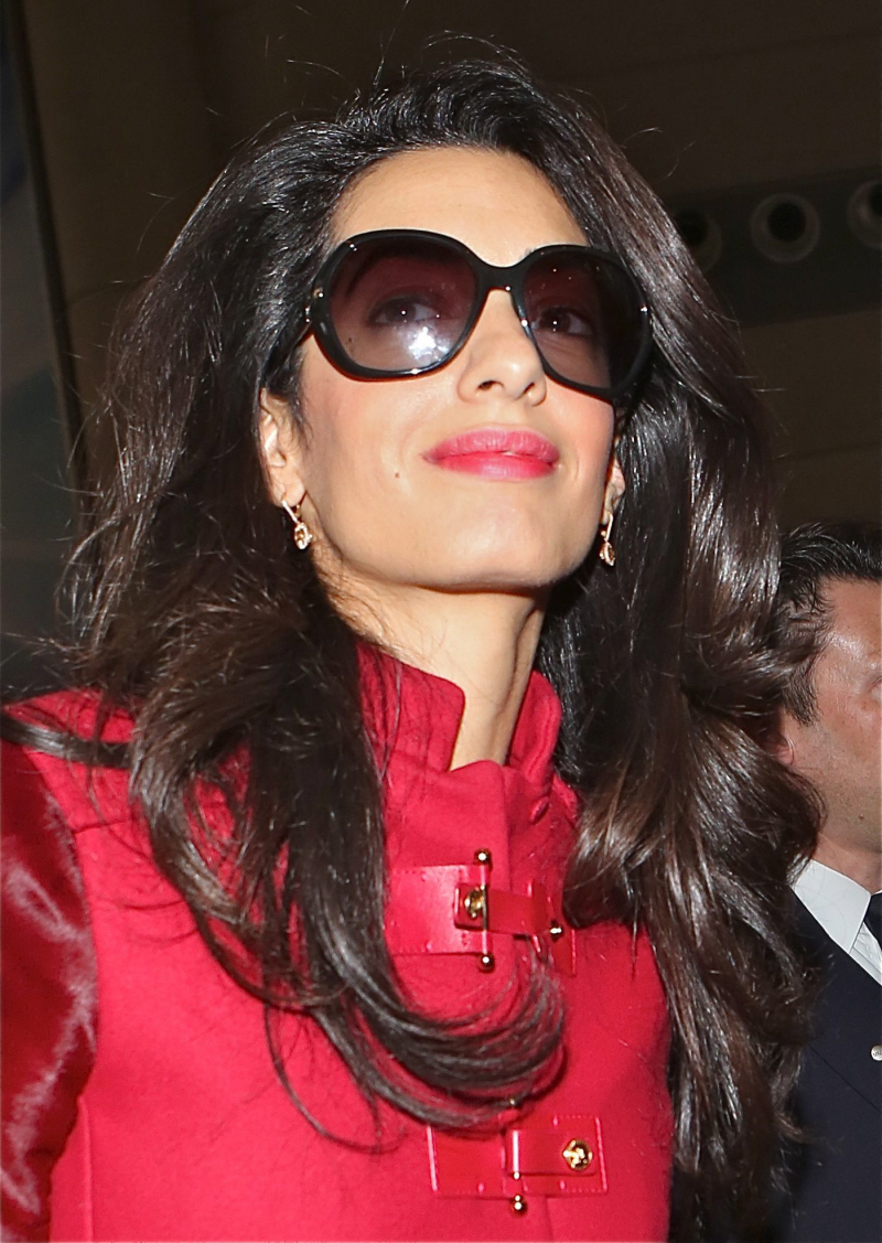 Амаль Клуни, потрясающая и сногсшибательная Versace в LAX: потрясающе или шикарно?