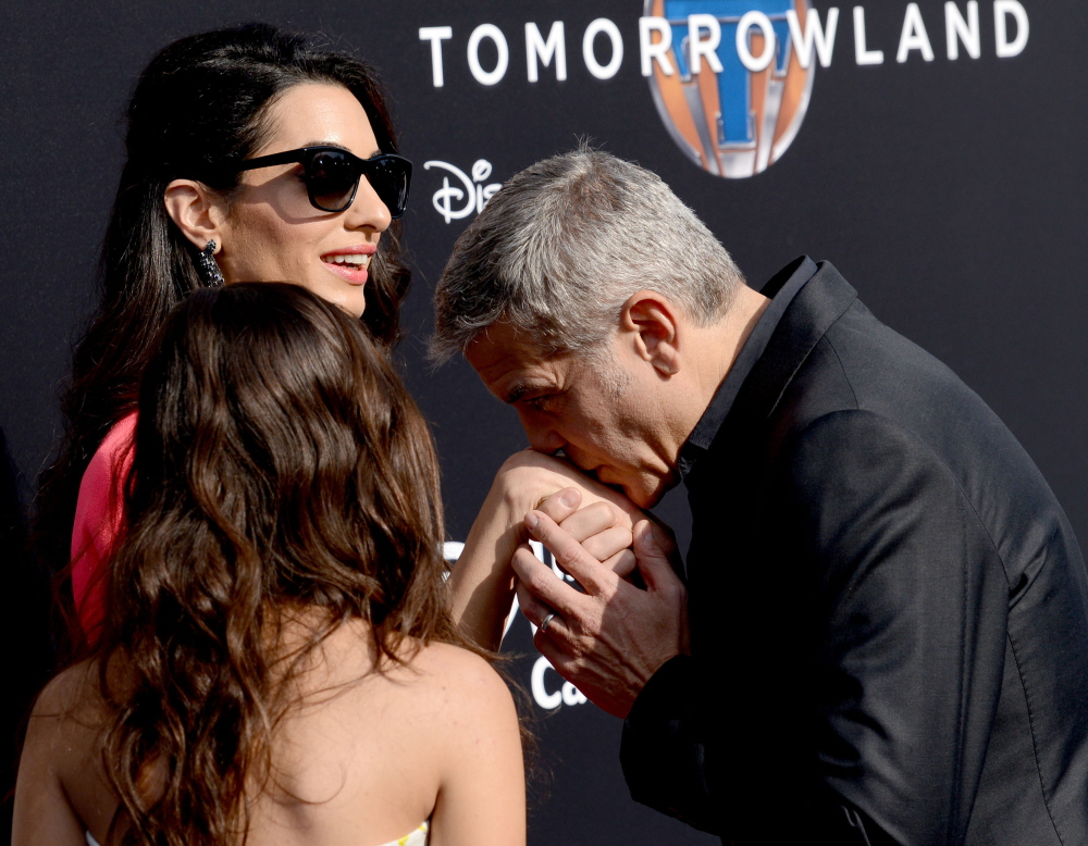 Амаль Клуни в розовом и черном на премьере Tomorrowland: мило или просто?