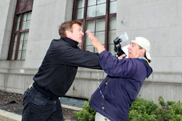 Алек Болдуин, монстр ярости, нападает на фотографа NYDN, потому что почему бы и нет?