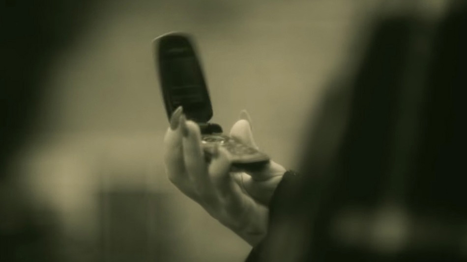 Режиссер видео Адель объясняет, почему Адель использует флип-телефон в Hello