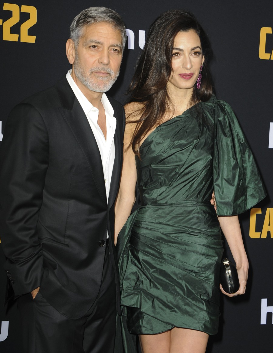 Амаль Клуни в Оскар-де-ла-Рента на премьере фильма «Поймай-22»: милый или бюджетный?