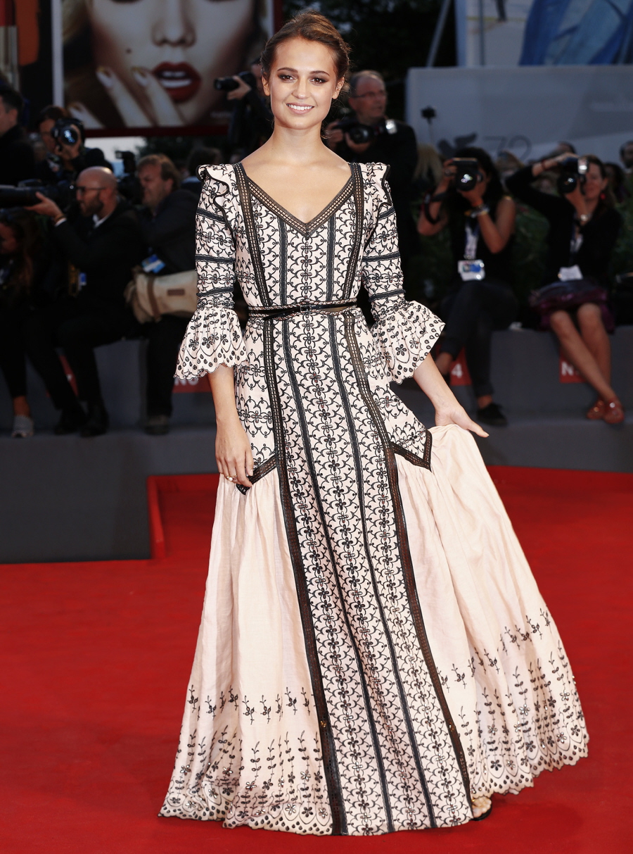 Алисия Викандер в Louis Vuitton на Венецианском кинофестивале: симпатичная или костюмированная?