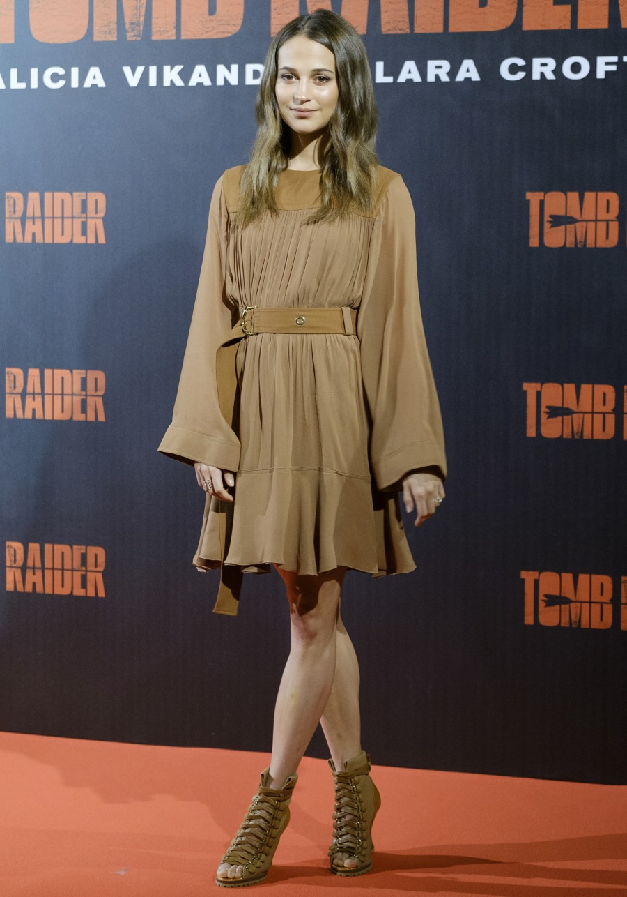 Алисия Викандер в Louis Vuitton на фотосессии в Мадридском Tomb Raider: хорошо или нет?