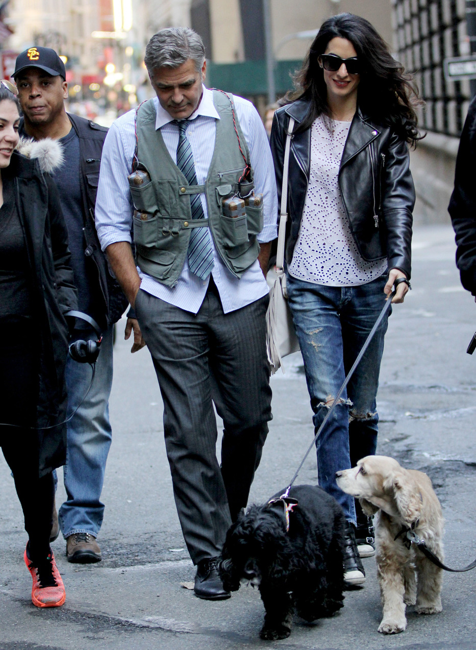 Амаль Клуни носит Баленсиагу, чтобы навестить Джорджа на съемочной площадке в Нью-Йорке: мило?