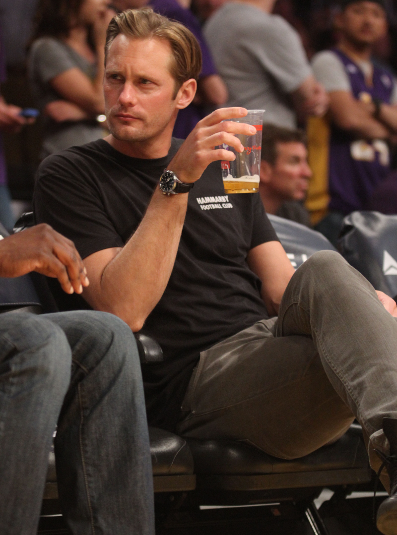 Александр Скарсгард пил пиво, выглядел невероятно сексуально в игре Fridays Lakers