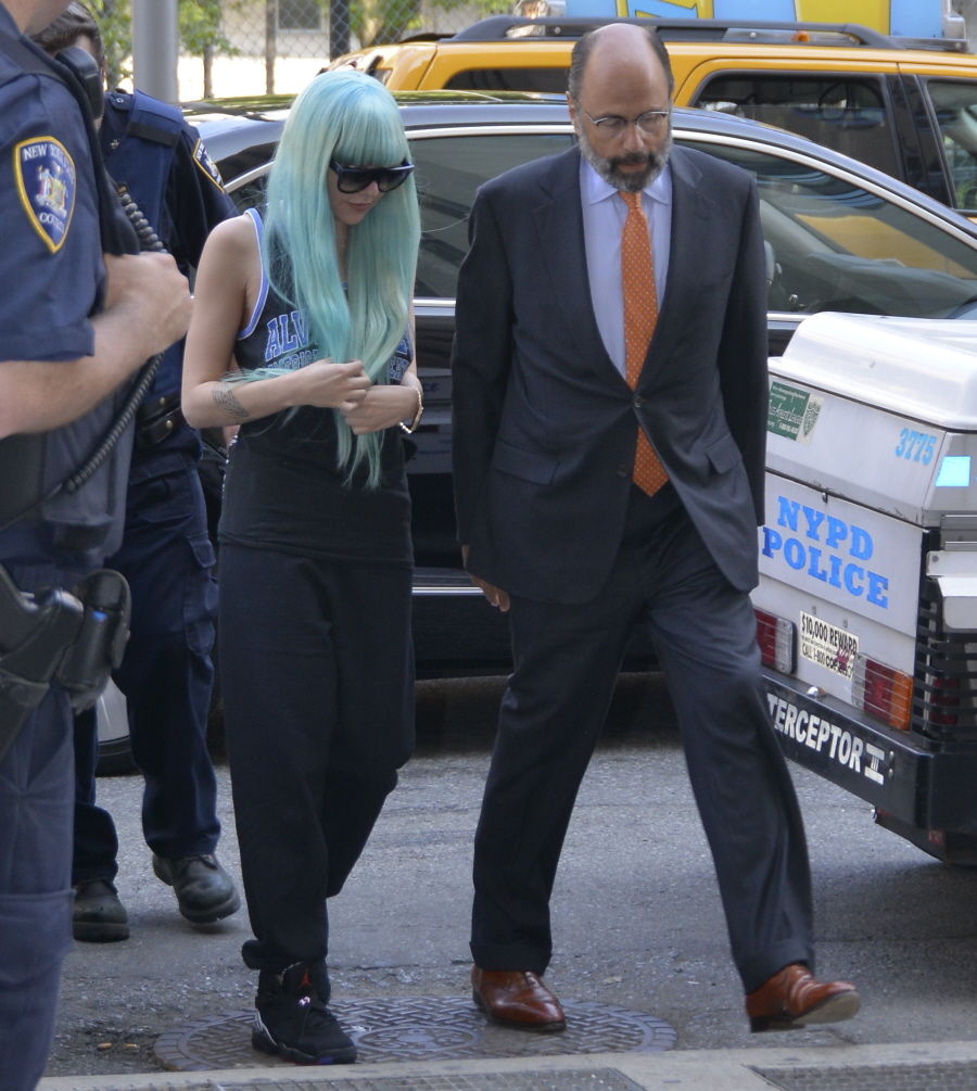 Аманда Байнс возвращается в суд в Нью-Йорке в синем парике и спортивной одежде, конечно