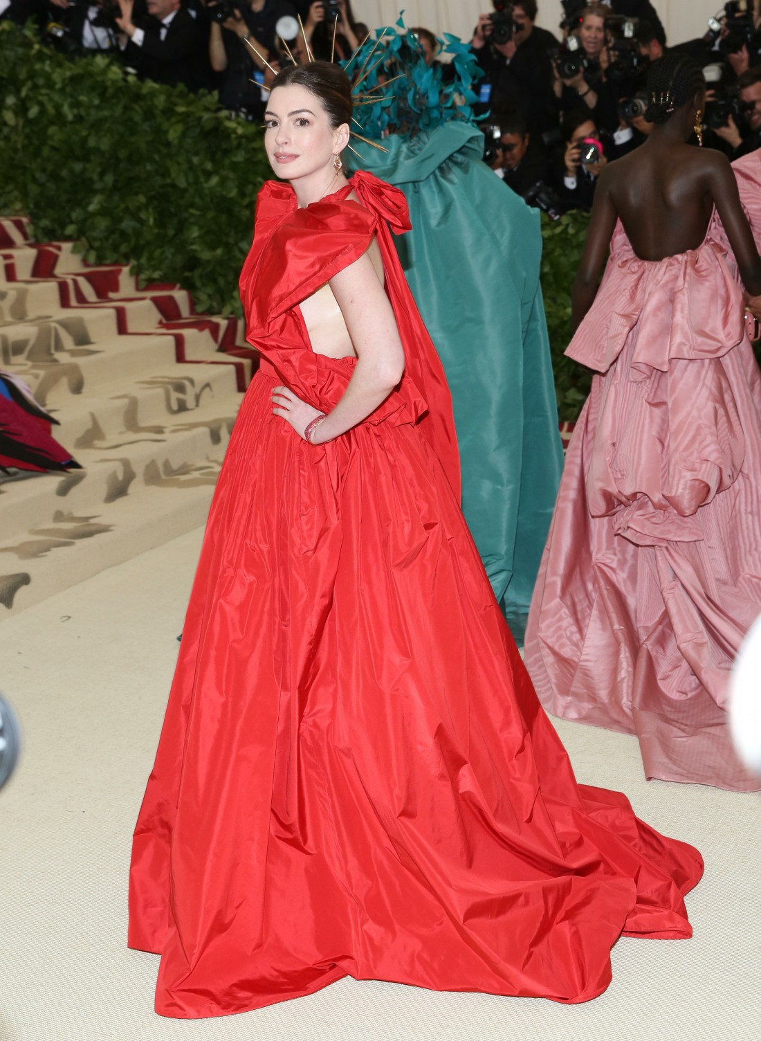 Amber Heard и Anne Hathaway сделали красные платья с золотыми головными уборами на Met Gala