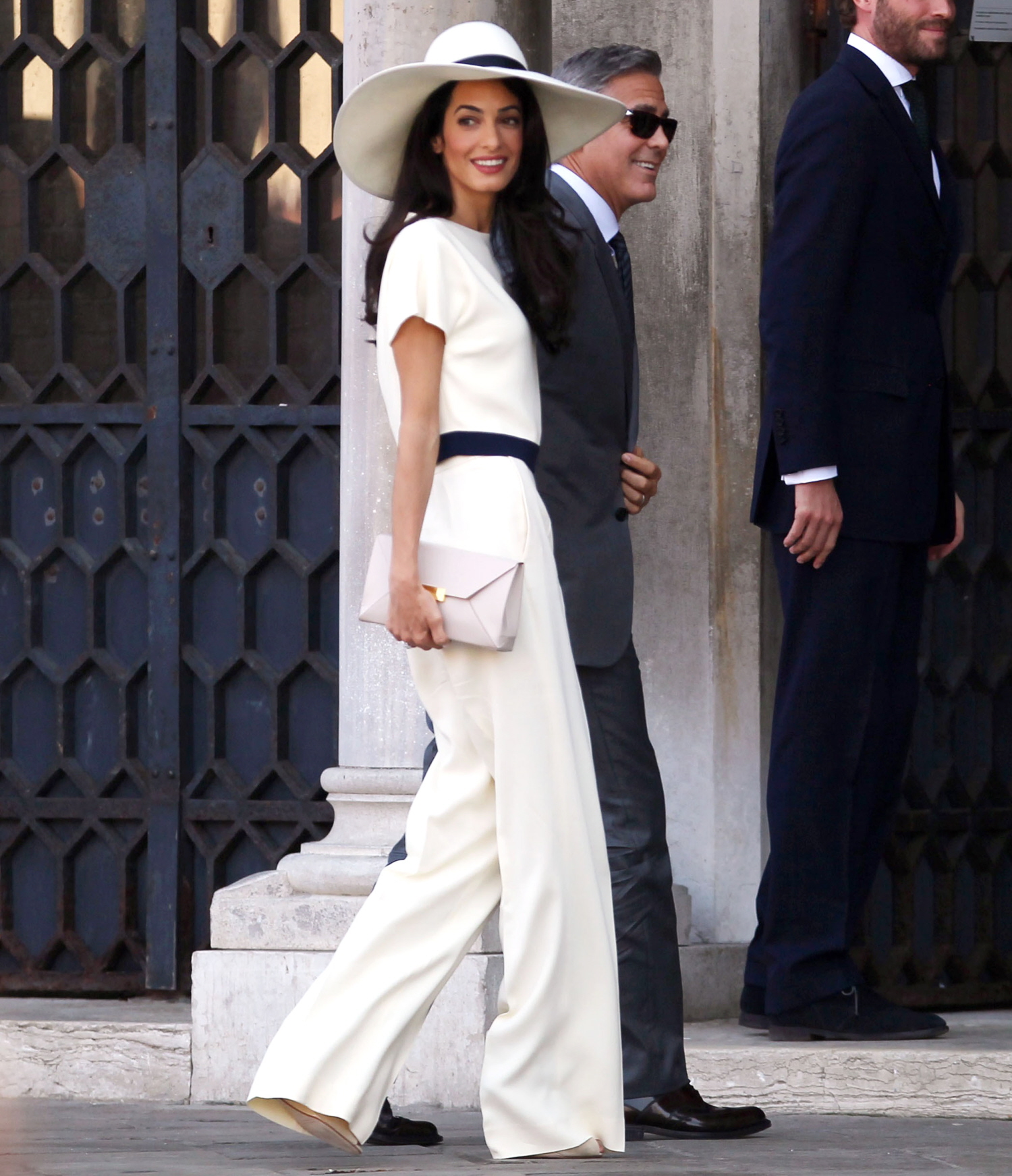 Амаль Аламуддин носит шикарный кремовый брючный костюм для своей гражданской свадьбы в Венеции