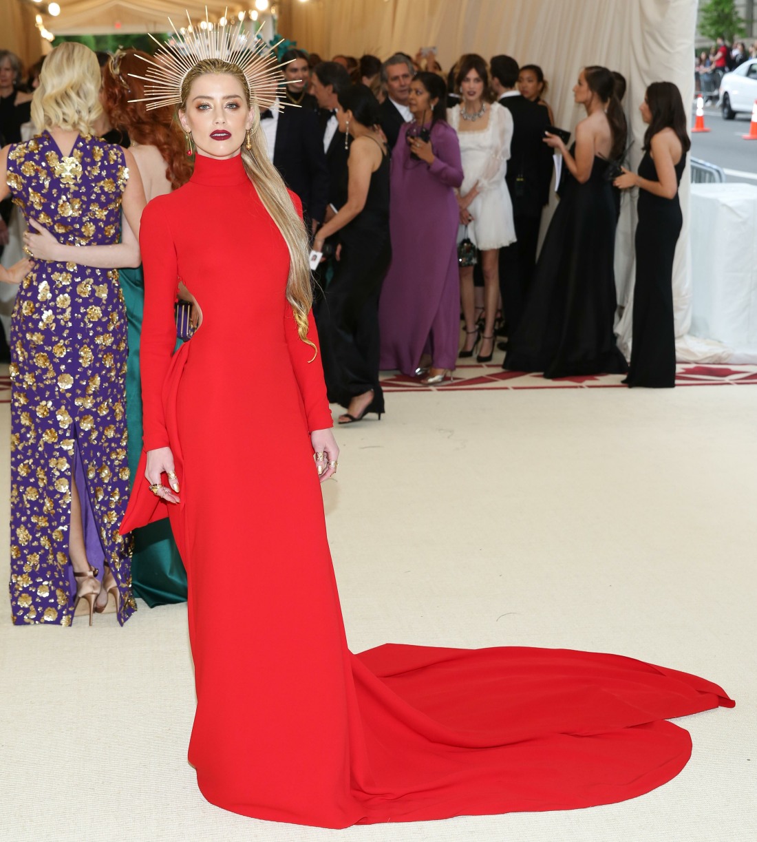 Amber Heard и Anne Hathaway сделали красные платья с золотыми головными уборами на Met Gala