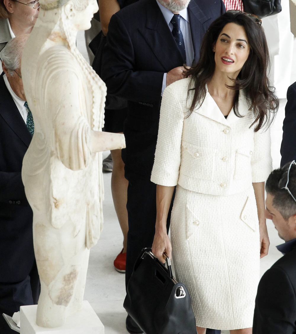 Амаль Клуни носит белую Шанель, рассказывает о своем муже и мраморе