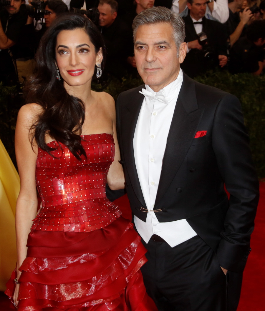 Амаль Клуни в красном Maison Margiela с Джорджем на Met Gala: потрясающе?