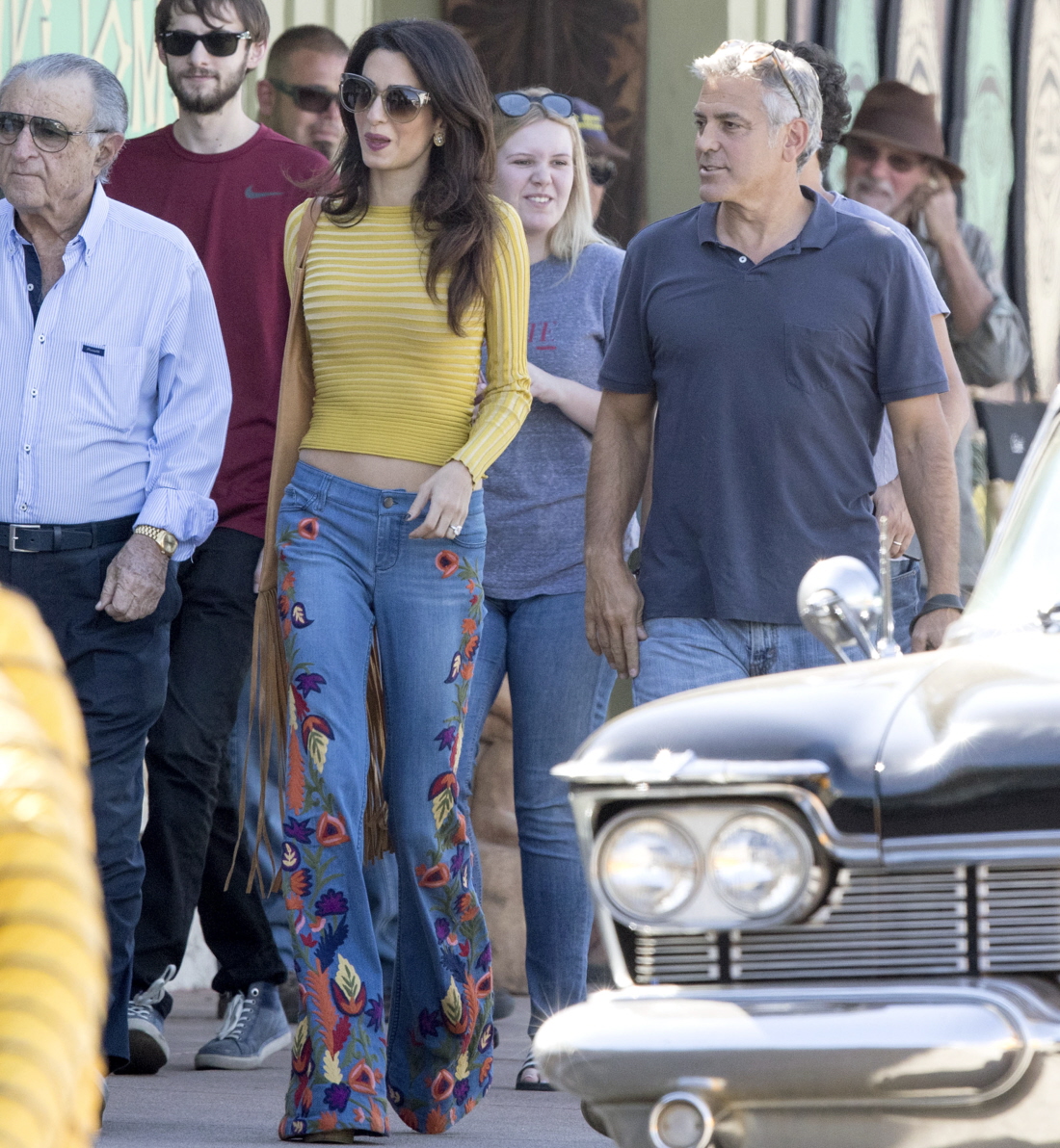 Амаль Клуни в джинсах с вышивкой в виде колокольчиков Alice & Olivia: модно или мило?